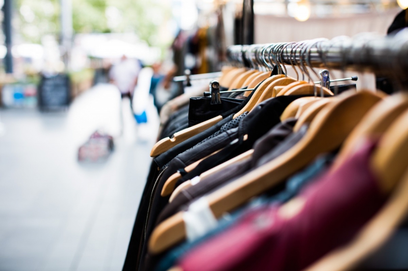 vente-GONFARON-min_blur_close_up_focus_hanger_jacket_market_people_rack-1176303