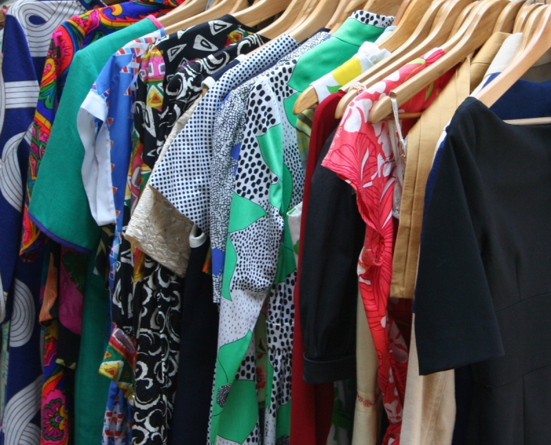 vente-GONFARON-min_dresses_apparel_clothing_clothes_clothes_hangers_wooden_hangers_retail_shop_closet-1149845