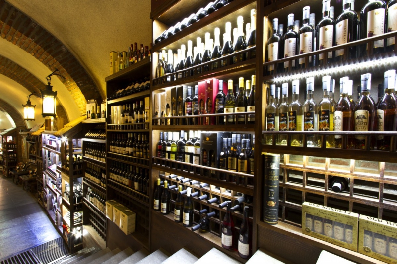 vente-GONFARON-min_world_street_travel_shop_canon_georgia_wine_bottles-429767